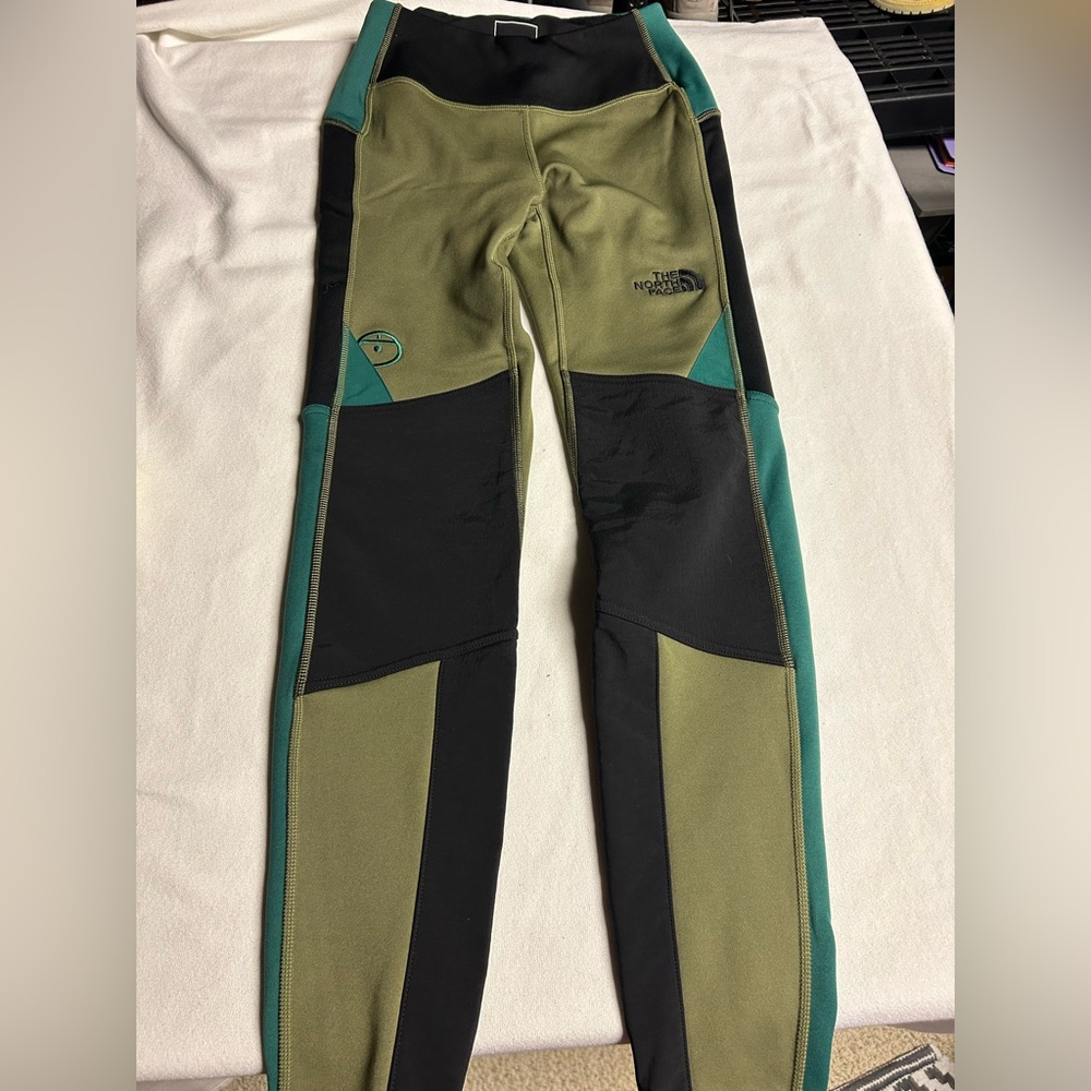 Brand new. Women’s North Face Steep Tech Fleece Leggings Green Size Small. NWOT